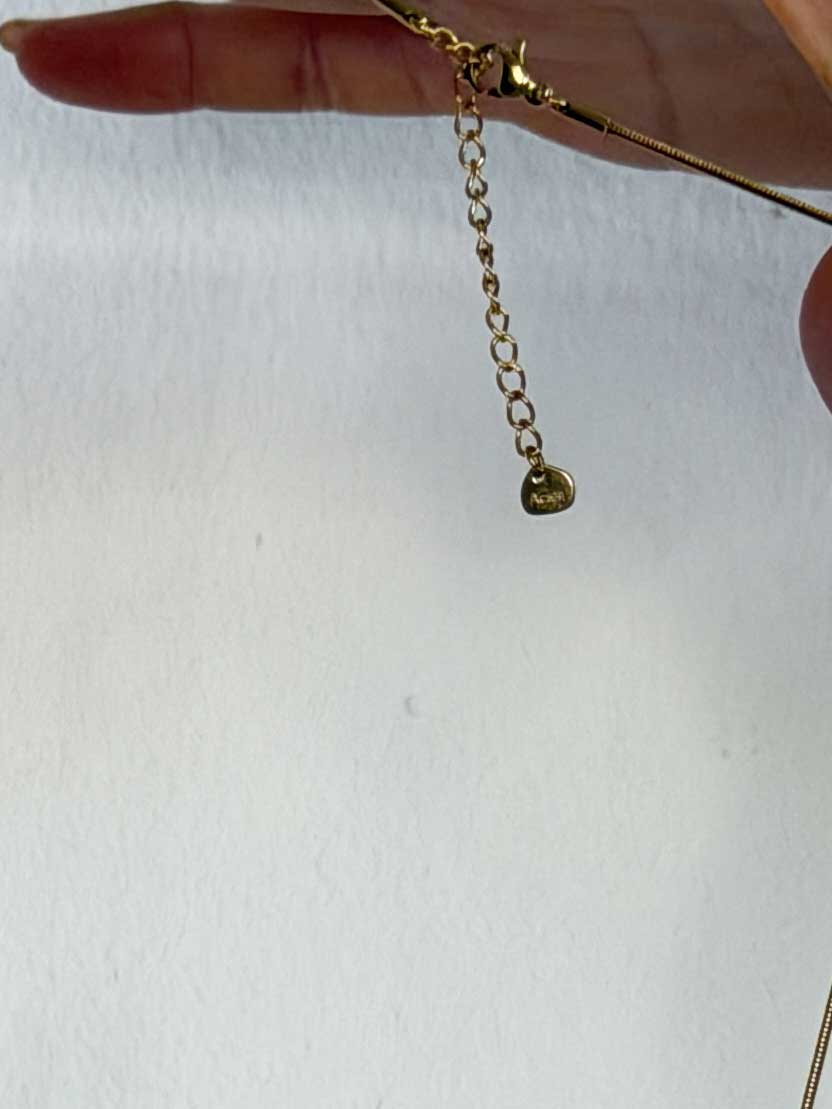 Glimora - Lang halskæde med guld perledetaljer